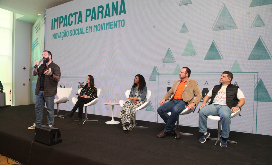 O Governo do Estado abriu espaço para novos empreendedores mostrarem seus negócios na Semana Paraná Inovador. Nesta quarta-feira (16), a rodada de apresentações Impacta Paraná - Inovação Social em Movimento levou para o Palácio Iguaçu pessoas que encontraram soluções que ajudam as pessoas nas áreas de saúde, meio ambiente e acessibilidade.Foto: Ari Dias/AEN