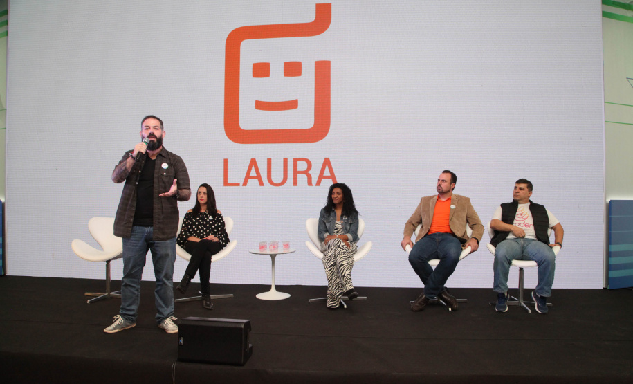 O Governo do Estado abriu espaço para novos empreendedores mostrarem seus negócios na Semana Paraná Inovador. Nesta quarta-feira (16), a rodada de apresentações Impacta Paraná - Inovação Social em Movimento levou para o Palácio Iguaçu pessoas que encontraram soluções que ajudam as pessoas nas áreas de saúde, meio ambiente e acessibilidade.Foto: Ari Dias/AEN