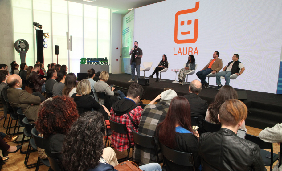 O Governo do Estado abriu espaço para novos empreendedores mostrarem seus negócios na Semana Paraná Inovador. Nesta quarta-feira (16), a rodada de apresentações Impacta Paraná - Inovação Social em Movimento levou para o Palácio Iguaçu pessoas que encontraram soluções que ajudam as pessoas nas áreas de saúde, meio ambiente e acessibilidade.Foto: Ari Dias/AEN