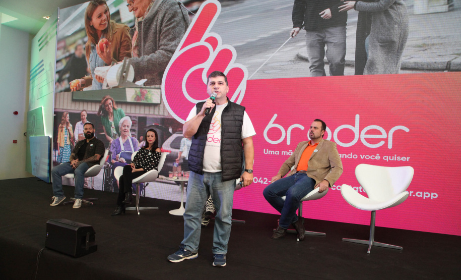 O Governo do Estado abriu espaço para novos empreendedores mostrarem seus negócios na Semana Paraná Inovador. Nesta quarta-feira (16), a rodada de apresentações Impacta Paraná - Inovação Social em Movimento levou para o Palácio Iguaçu pessoas que encontraram soluções que ajudam as pessoas nas áreas de saúde, meio ambiente e acessibilidade.Foto: Ari Dias/AEN