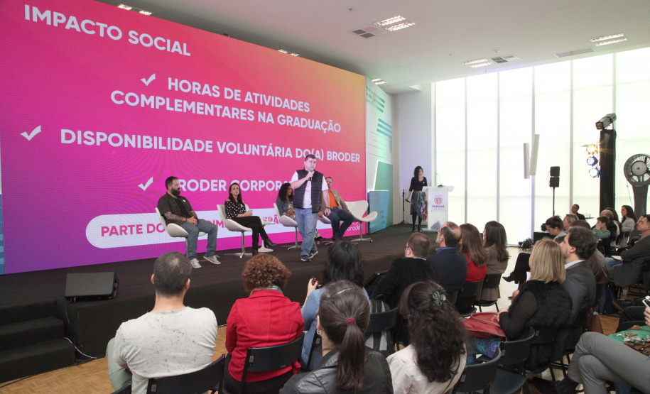 O Governo do Estado abriu espaço para novos empreendedores mostrarem seus negócios na Semana Paraná Inovador. Nesta quarta-feira (16), a rodada de apresentações Impacta Paraná - Inovação Social em Movimento levou para o Palácio Iguaçu pessoas que encontraram soluções que ajudam as pessoas nas áreas de saúde, meio ambiente e acessibilidade.Foto: Ari Dias/AEN