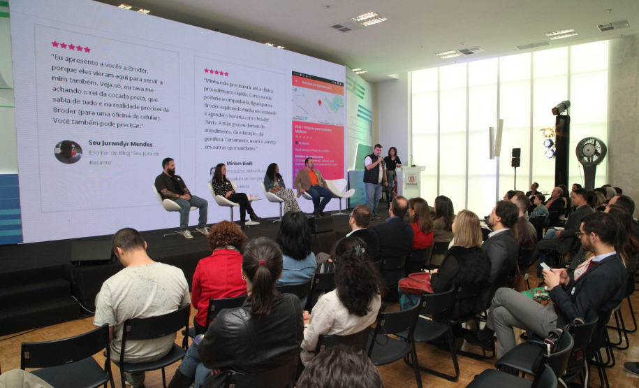 O Governo do Estado abriu espaço para novos empreendedores mostrarem seus negócios na Semana Paraná Inovador. Nesta quarta-feira (16), a rodada de apresentações Impacta Paraná - Inovação Social em Movimento levou para o Palácio Iguaçu pessoas que encontraram soluções que ajudam as pessoas nas áreas de saúde, meio ambiente e acessibilidade.Foto: Ari Dias/AEN