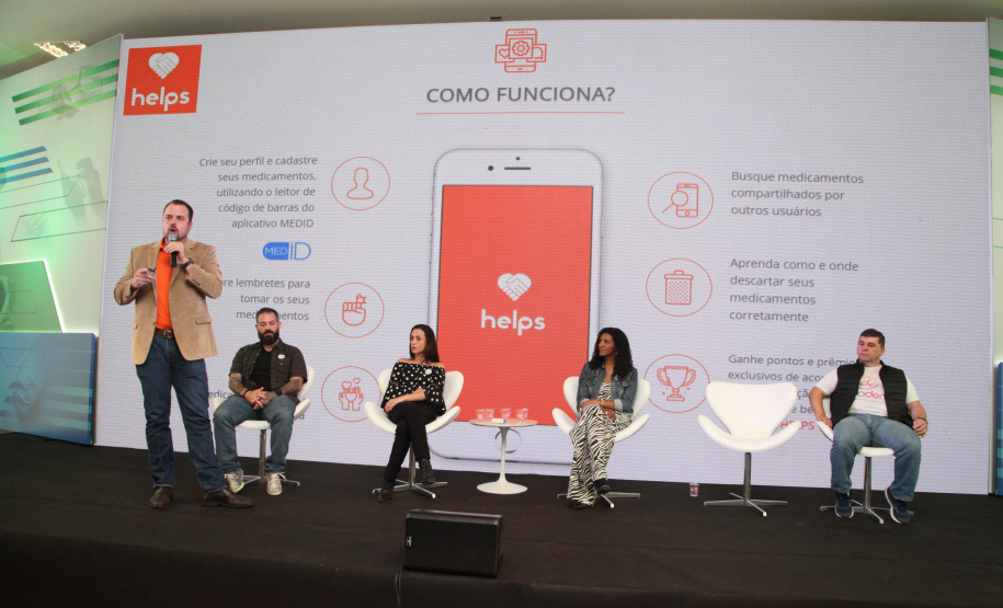 O Governo do Estado abriu espaço para novos empreendedores mostrarem seus negócios na Semana Paraná Inovador. Nesta quarta-feira (16), a rodada de apresentações Impacta Paraná - Inovação Social em Movimento levou para o Palácio Iguaçu pessoas que encontraram soluções que ajudam as pessoas nas áreas de saúde, meio ambiente e acessibilidade.Foto: Ari Dias/AEN