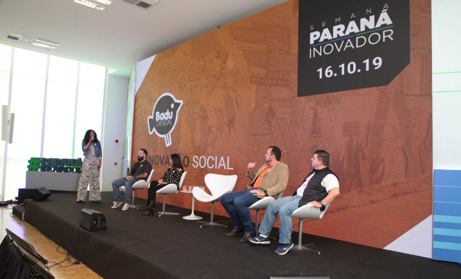 O Governo do Estado abriu espaço para novos empreendedores mostrarem seus negócios na Semana Paraná Inovador. Nesta quarta-feira (16), a rodada de apresentações Impacta Paraná - Inovação Social em Movimento levou para o Palácio Iguaçu pessoas que encontraram soluções que ajudam as pessoas nas áreas de saúde, meio ambiente e acessibilidade.Foto: Ari Dias/AEN