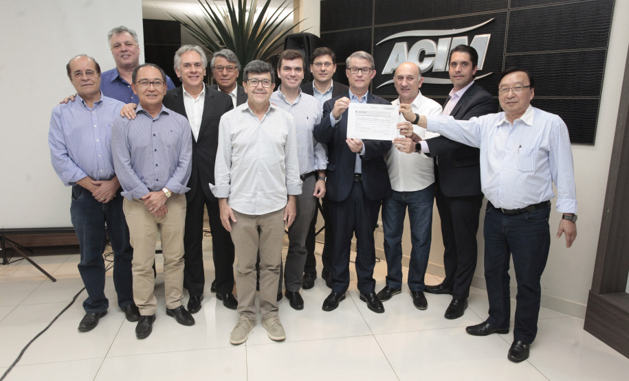 Empresas das áreas de agrotecnologia e tecnologias sustentáveis interessadas em se instalar no Parque Tecnológico de Maringá têm até 19 de dezembro para apresentar suas propostas ao Instituto de Tecnologia do Paraná (Tecpar). O novo prazo foi anunciado nesta quarta-feira (16) pelo diretor-presidente do instituto, Jorge Callado, durante reunião com empresários e lideranças da região, na sede da Associação Comercial e Empresarial de Maringá (Acim). Foto: ACIM Maringá.