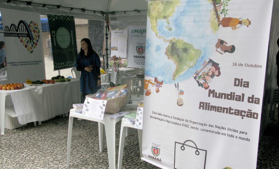 O Dia Mundial da Alimentação foi lembrado nesta quarta-feira (16), em Curitiba, com uma série de atividades no Calçadão da Rua XV de Novembro, no centro da cidade. Entre as várias barracas montadas para levar a população a refletir sobre o lema “Nossas ações são o nosso futuro”, estava a do Governo do Estado, com a presença do Departamento de Segurança Alimentar e Nutricional (Desan), da Secretaria de Estado da Agricultura, do Instituto Emater, da Ceasa, e do Iapar.Foto: Divulgação/SEAB