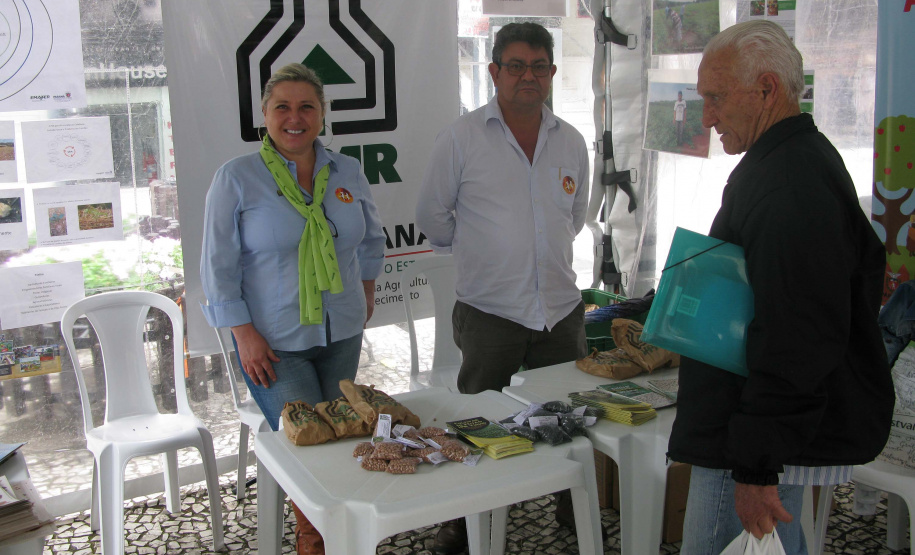 O Dia Mundial da Alimentação foi lembrado nesta quarta-feira (16), em Curitiba, com uma série de atividades no Calçadão da Rua XV de Novembro, no centro da cidade. Entre as várias barracas montadas para levar a população a refletir sobre o lema “Nossas ações são o nosso futuro”, estava a do Governo do Estado, com a presença do Departamento de Segurança Alimentar e Nutricional (Desan), da Secretaria de Estado da Agricultura, do Instituto Emater, da Ceasa, e do Iapar.Foto: Divulgação/SEAB