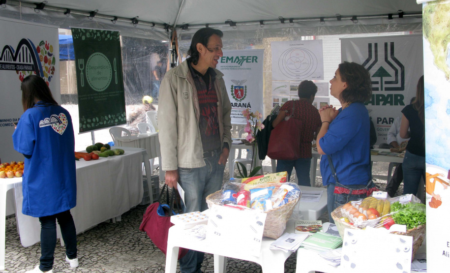 O Dia Mundial da Alimentação foi lembrado nesta quarta-feira (16), em Curitiba, com uma série de atividades no Calçadão da Rua XV de Novembro, no centro da cidade. Entre as várias barracas montadas para levar a população a refletir sobre o lema “Nossas ações são o nosso futuro”, estava a do Governo do Estado, com a presença do Departamento de Segurança Alimentar e Nutricional (Desan), da Secretaria de Estado da Agricultura, do Instituto Emater, da Ceasa, e do Iapar.Foto: Divulgação/SEAB