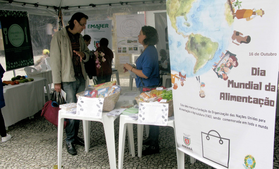 O Dia Mundial da Alimentação foi lembrado nesta quarta-feira (16), em Curitiba, com uma série de atividades no Calçadão da Rua XV de Novembro, no centro da cidade. Entre as várias barracas montadas para levar a população a refletir sobre o lema “Nossas ações são o nosso futuro”, estava a do Governo do Estado, com a presença do Departamento de Segurança Alimentar e Nutricional (Desan), da Secretaria de Estado da Agricultura, do Instituto Emater, da Ceasa, e do Iapar.Foto: Divulgação/SEAB