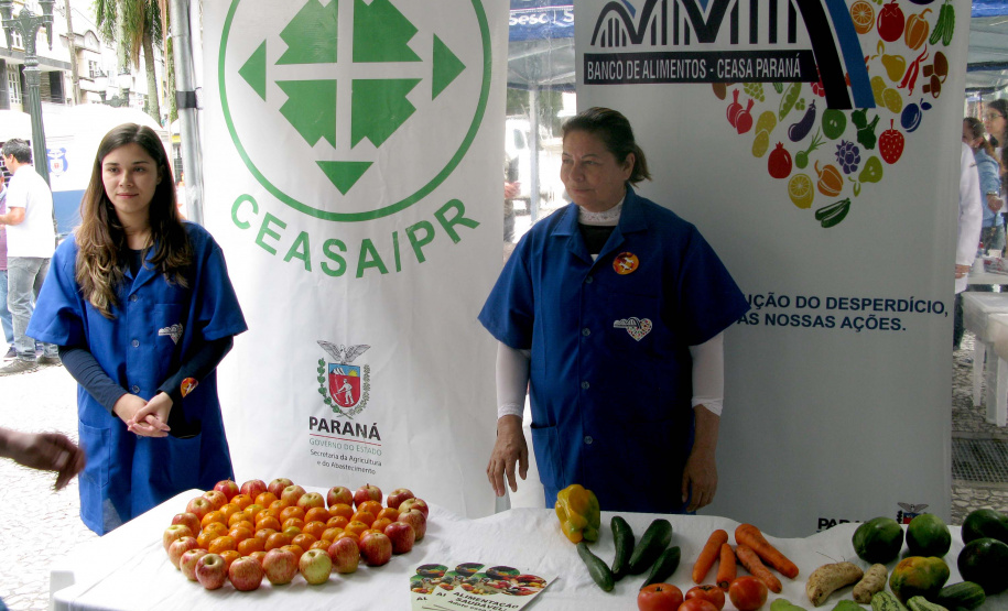 O Dia Mundial da Alimentação foi lembrado nesta quarta-feira (16), em Curitiba, com uma série de atividades no Calçadão da Rua XV de Novembro, no centro da cidade. Entre as várias barracas montadas para levar a população a refletir sobre o lema “Nossas ações são o nosso futuro”, estava a do Governo do Estado, com a presença do Departamento de Segurança Alimentar e Nutricional (Desan), da Secretaria de Estado da Agricultura, do Instituto Emater, da Ceasa, e do Iapar.Foto: Divulgação/SEAB