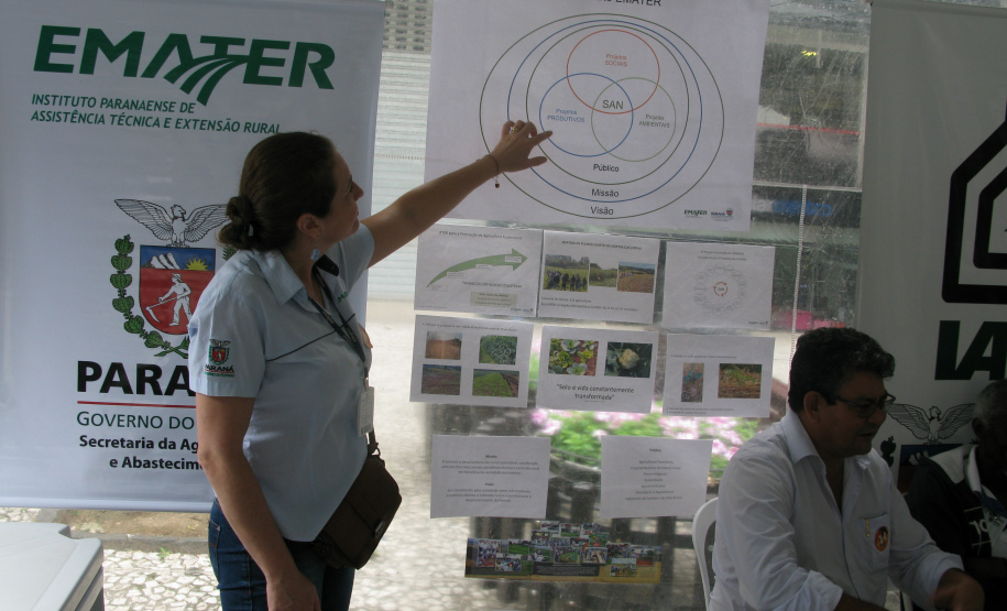 A engenheira agrônoma do Emater, Daniele Martins Sandri, passa do ensinamento sobre as hortas e distribuía receitas. Foto: Divulgação/SEAB