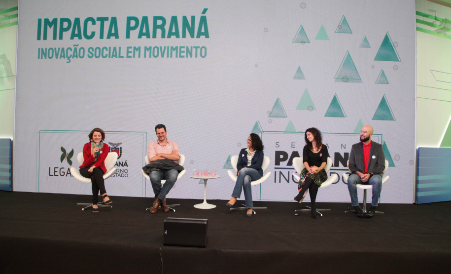 No palco, o coordenador de Ciência e Tecnologia da Superintendência de Ciência, Tecnologia e Ensino Superior, Paulo Parreira; o empresário Beto Madalosso; a presidente da Aliança Empreendedora, Lina Useche, e a sócia-fundadora da Youngers, Giovana Conti, dialogaram com a plateia sobre o papel do poder público no incentivo e fomento para as iniciativas privadas. Foto: Ari Dias/AEN