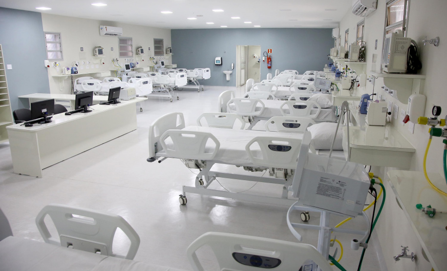 O governador Carlos Massa Ratinho Junior entregou nesta quarta-feira (16) obras e equipamentos para a Santa Casa de Londrina. O investimento foi feito com recursos do Governo do Paraná. Será entregue a última etapa da reforma completa na estrutura e um microscópio cirúrgico de alta tecnologia. Londrina,16/10/2019 Foto:Jaelson Lucas / AEN