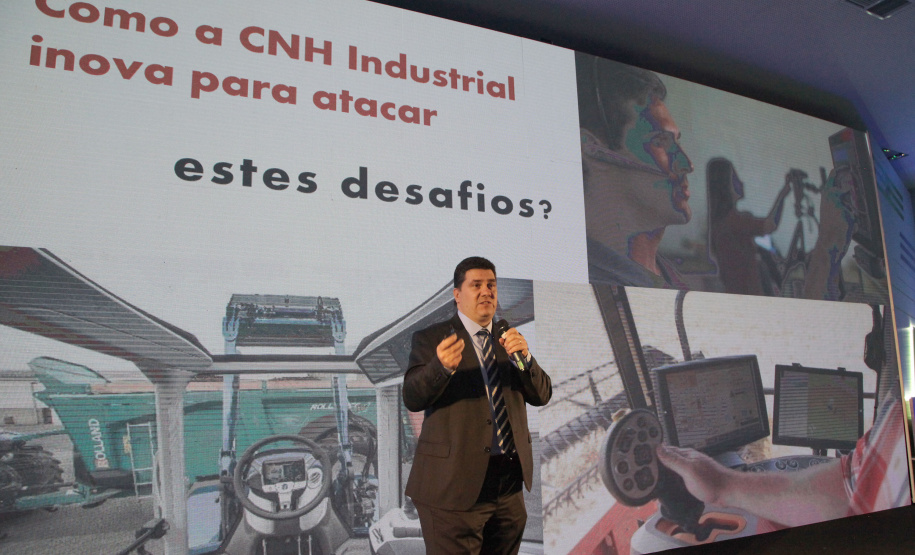 A aplicação de inovações na área da agricultura passou a ser um desafio constante tanto para quem produz máquinas e equipamentos para quem vai utilizá-los no campo. O objetivo estará sempre voltado para aumentar a produtividade, mas sem perder o foco da sustentabilidade.

Essa foi uma das mensagens do diretor da Case New Holand Industrial, Sergio Soares, durante palestra na Semana Paraná Inovador, promovida pelo Governo do Estado e que acontece no Palácio Iguaçu. Foto: Ari Dias/AEN