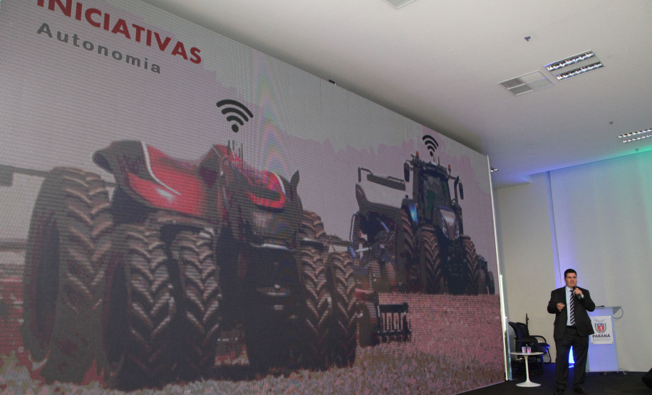 A aplicação de inovações na área da agricultura passou a ser um desafio constante tanto para quem produz máquinas e equipamentos para quem vai utilizá-los no campo. O objetivo estará sempre voltado para aumentar a produtividade, mas sem perder o foco da sustentabilidade.

Essa foi uma das mensagens do diretor da Case New Holand Industrial, Sergio Soares, durante palestra na Semana Paraná Inovador, promovida pelo Governo do Estado e que acontece no Palácio Iguaçu. Foto: Ari Dias/AEN