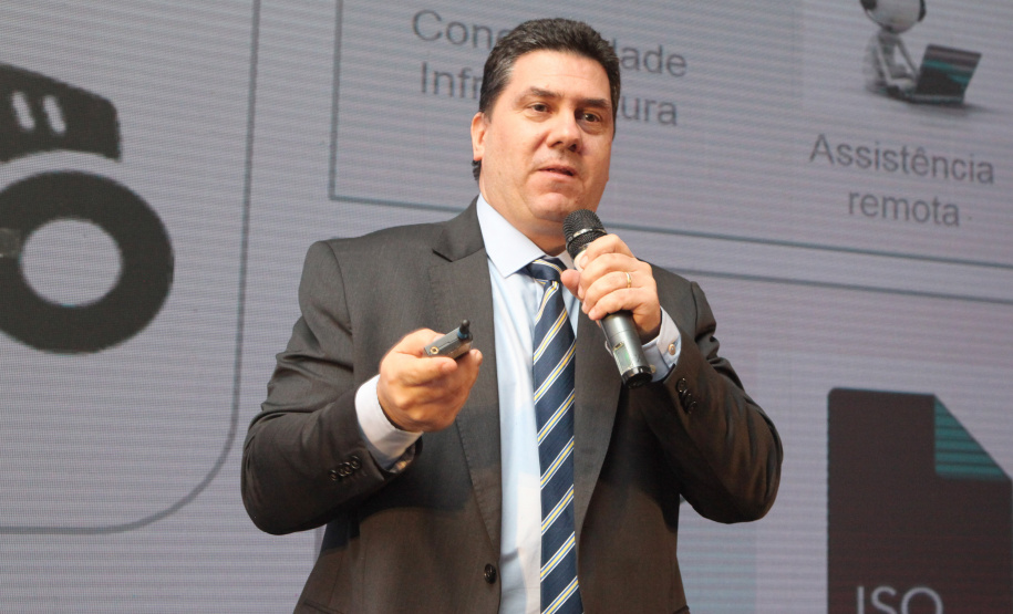 A aplicação de inovações na área da agricultura passou a ser um desafio constante tanto para quem produz máquinas e equipamentos para quem vai utilizá-los no campo. O objetivo estará sempre voltado para aumentar a produtividade, mas sem perder o foco da sustentabilidade.

Essa foi uma das mensagens do diretor da Case New Holand Industrial, Sergio Soares, durante palestra na Semana Paraná Inovador, promovida pelo Governo do Estado e que acontece no Palácio Iguaçu. Foto: Ari Dias/AEN