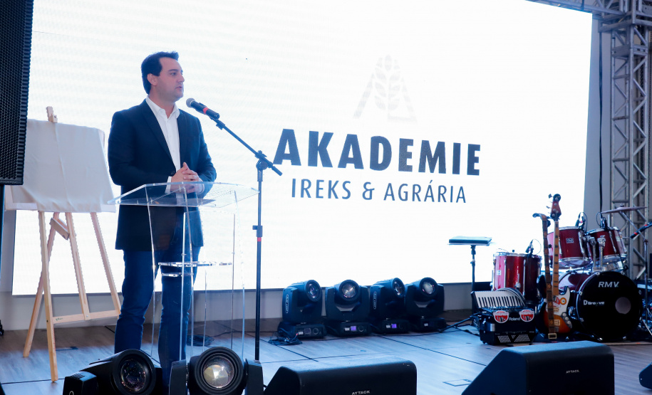 O governador Carlos Massa Ratinho Junior participou nesta quarta-feira (16) da inauguração do centro de treinamento e desenvolvimento de novos produtos para os segmentos de panificação e cervejaria Akademie Ireks & Agrária, em Guarapuava, no Centro-Sul do Estado. O centro é uma parceria entre a Ireks do Brasil (empresa de origem alemã) e a Cooperativa Agrária e foi idealizado para que os clientes dessas marcas possam testar e aprimorar seus produtos antes de lançá-los no mercado.