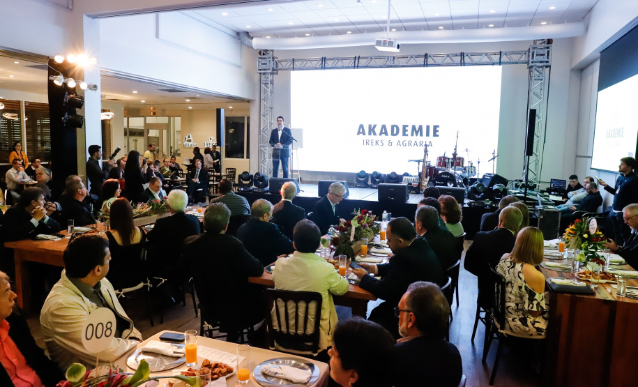 O governador Carlos Massa Ratinho Junior participou nesta quarta-feira (16) da inauguração do centro de treinamento e desenvolvimento de novos produtos para os segmentos de panificação e cervejaria Akademie Ireks & Agrária, em Guarapuava, no Centro-Sul do Estado. O centro é uma parceria entre a Ireks do Brasil (empresa de origem alemã) e a Cooperativa Agrária e foi idealizado para que os clientes dessas marcas possam testar e aprimorar seus produtos antes de lançá-los no mercado.