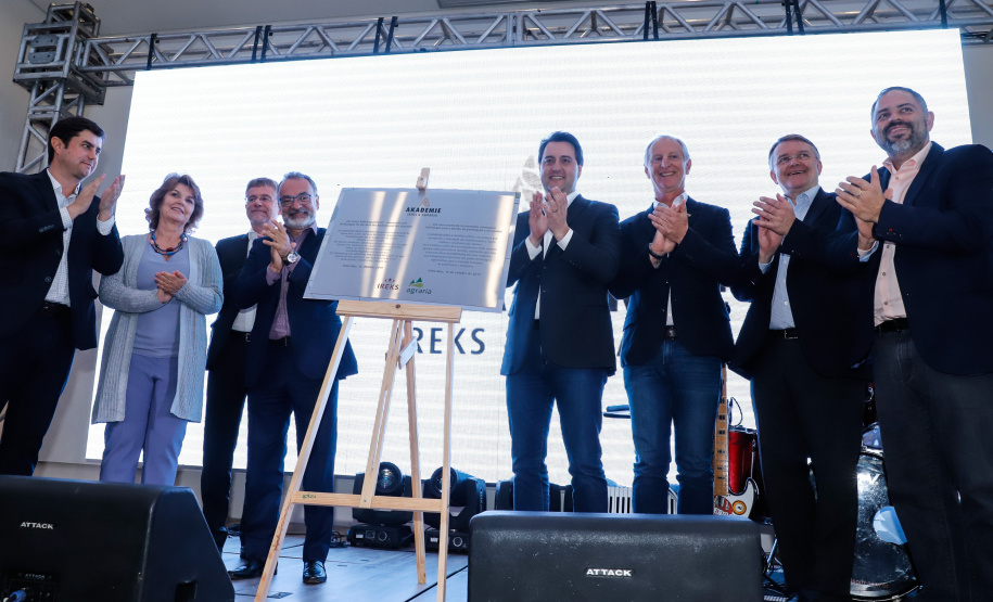 O governador Carlos Massa Ratinho Junior participou nesta quarta-feira (16) da inauguração do centro de treinamento e desenvolvimento de novos produtos para os segmentos de panificação e cervejaria Akademie Ireks & Agrária, em Guarapuava, no Centro-Sul do Estado. O centro é uma parceria entre a Ireks do Brasil (empresa de origem alemã) e a Cooperativa Agrária e foi idealizado para que os clientes dessas marcas possam testar e aprimorar seus produtos antes de lançá-los no mercado.