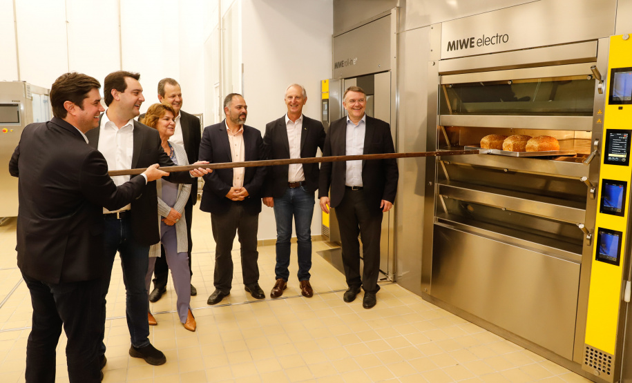 O governador Carlos Massa Ratinho Junior participou nesta quarta-feira (16) da inauguração do centro de treinamento e desenvolvimento de novos produtos para os segmentos de panificação e cervejaria Akademie Ireks & Agrária, em Guarapuava, no Centro-Sul do Estado. O centro é uma parceria entre a Ireks do Brasil (empresa de origem alemã) e a Cooperativa Agrária e foi idealizado para que os clientes dessas marcas possam testar e aprimorar seus produtos antes de lançá-los no mercado.