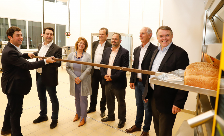 O governador Carlos Massa Ratinho Junior participou nesta quarta-feira (16) da inauguração do centro de treinamento e desenvolvimento de novos produtos para os segmentos de panificação e cervejaria Akademie Ireks & Agrária, em Guarapuava, no Centro-Sul do Estado. O centro é uma parceria entre a Ireks do Brasil (empresa de origem alemã) e a Cooperativa Agrária e foi idealizado para que os clientes dessas marcas possam testar e aprimorar seus produtos antes de lançá-los no mercado.