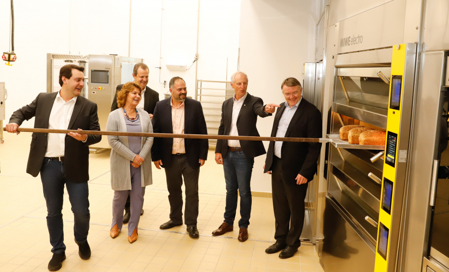 O governador Carlos Massa Ratinho Junior participou nesta quarta-feira (16) da inauguração do centro de treinamento e desenvolvimento de novos produtos para os segmentos de panificação e cervejaria Akademie Ireks & Agrária, em Guarapuava, no Centro-Sul do Estado. O centro é uma parceria entre a Ireks do Brasil (empresa de origem alemã) e a Cooperativa Agrária e foi idealizado para que os clientes dessas marcas possam testar e aprimorar seus produtos antes de lançá-los no mercado.