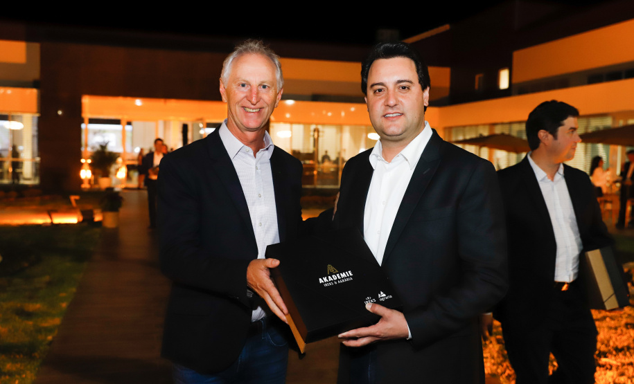 O governador Carlos Massa Ratinho Junior participou nesta quarta-feira (16) da inauguração do centro de treinamento e desenvolvimento de novos produtos para os segmentos de panificação e cervejaria Akademie Ireks & Agrária, em Guarapuava, no Centro-Sul do Estado. O centro é uma parceria entre a Ireks do Brasil (empresa de origem alemã) e a Cooperativa Agrária e foi idealizado para que os clientes dessas marcas possam testar e aprimorar seus produtos antes de lançá-los no mercado.