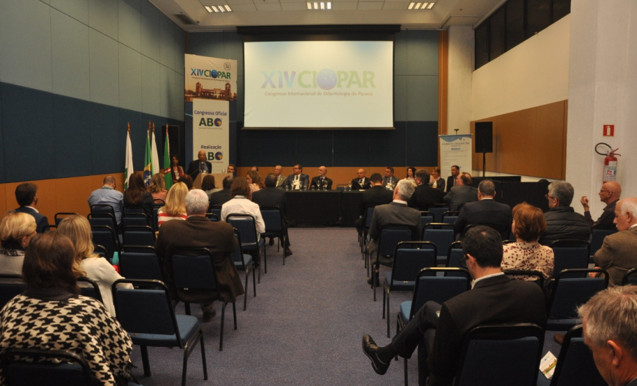 Até esta sexta-feira (18) acontece em Curitiba o Encontro Paranaense de Administradores e Técnicos em Saúde Pública Odontológica (Epatespo) e o XIV Congresso Internacional de Odontologia do Paraná (Ciopar). A Secretaria de Estado da Saúde é organizadora do encontro e participa do Ciopar com 200 odontólogos.Foto: Divulgação/SESA