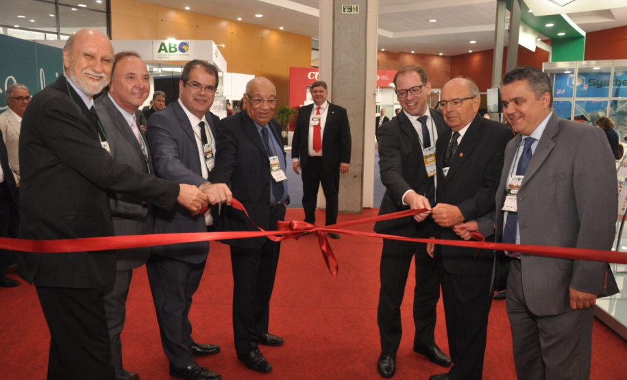 Até esta sexta-feira (18) acontece em Curitiba o Encontro Paranaense de Administradores e Técnicos em Saúde Pública Odontológica (Epatespo) e o XIV Congresso Internacional de Odontologia do Paraná (Ciopar). A Secretaria de Estado da Saúde é organizadora do encontro e participa do Ciopar com 200 odontólogos.Foto: Divulgação/SESA