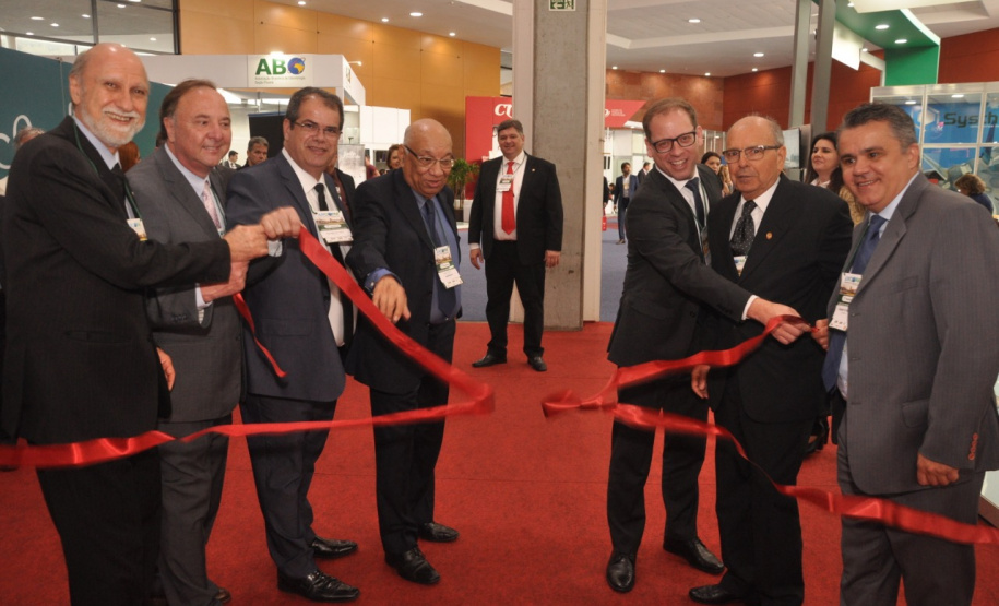 Até esta sexta-feira (18) acontece em Curitiba o Encontro Paranaense de Administradores e Técnicos em Saúde Pública Odontológica (Epatespo) e o XIV Congresso Internacional de Odontologia do Paraná (Ciopar). A Secretaria de Estado da Saúde é organizadora do encontro e participa do Ciopar com 200 odontólogos.Foto: Divulgação/SESA