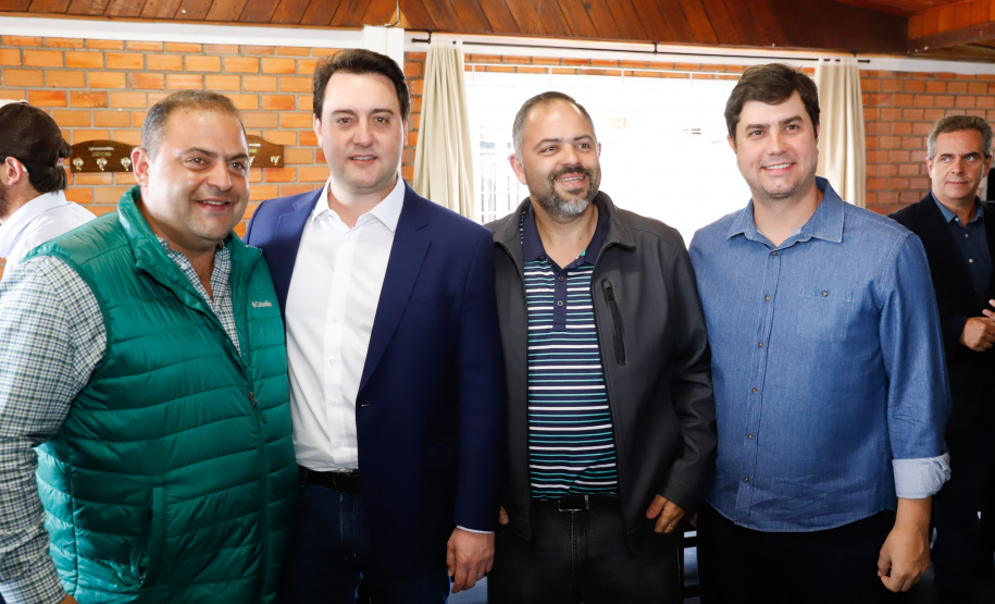 O governador Carlos Massa Ratinho Junior esteve nesta quinta-feira (17) na Agropec, nova feira agrotécnica de Guarapuava, na região central do Estado. No encontro com produtores, na abertura do evento, o governador destacou o fim da vacinação contra a febre aftosa no Paraná e disse que a região Centro-Sul será beneficiada pela medida.