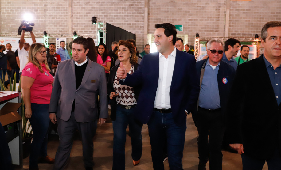 O governador Carlos Massa Ratinho Junior esteve nesta quinta-feira (17) na Agropec, nova feira agrotécnica de Guarapuava, na região central do Estado. No encontro com produtores, na abertura do evento, o governador destacou o fim da vacinação contra a febre aftosa no Paraná e disse que a região Centro-Sul será beneficiada pela medida.
