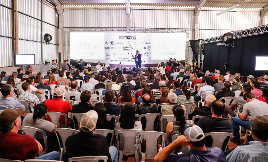 O governador Carlos Massa Ratinho Junior esteve nesta quinta-feira (17) na Agropec, nova feira agrotécnica de Guarapuava, na região central do Estado. No encontro com produtores, na abertura do evento, o governador destacou o fim da vacinação contra a febre aftosa no Paraná e disse que a região Centro-Sul será beneficiada pela medida.