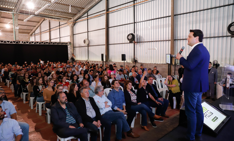O governador Carlos Massa Ratinho Junior esteve nesta quinta-feira (17) na Agropec, nova feira agrotécnica de Guarapuava, na região central do Estado. No encontro com produtores, na abertura do evento, o governador destacou o fim da vacinação contra a febre aftosa no Paraná e disse que a região Centro-Sul será beneficiada pela medida.