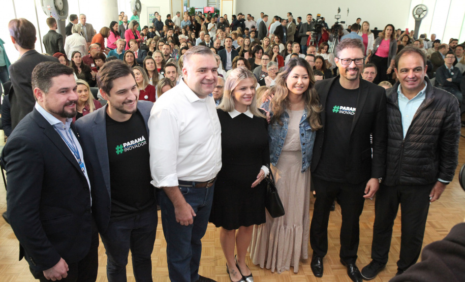 O Governo do Estado lançou nesta quinta-feira (17) o Paraná Solidário, aplicativo criado especialmente para promover a doação direta entre os cidadãos e as entidades beneficentes. A tecnologia, idealizada pela Secretaria da Justiça, Família e Trabalho, com apoio técnico da Celepar, é uma ponte entre empresas e pessoas físicas que queiram doar para instituições produtos como alimentos, roupas, móveis, eletrodomésticos, ração para animais. Foto: Ari Dias/AEN