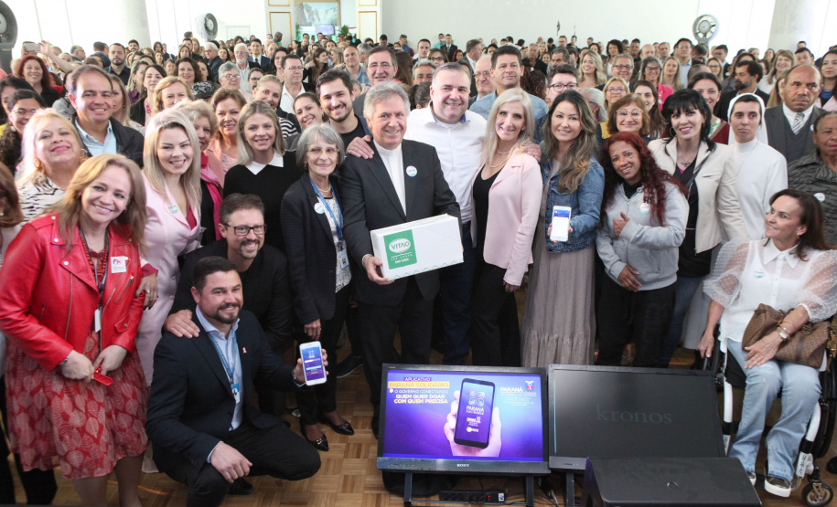 O Governo do Estado lançou nesta quinta-feira (17) o Paraná Solidário, aplicativo criado especialmente para promover a doação direta entre os cidadãos e as entidades beneficentes. A tecnologia, idealizada pela Secretaria da Justiça, Família e Trabalho, com apoio técnico da Celepar, é uma ponte entre empresas e pessoas físicas que queiram doar para instituições produtos como alimentos, roupas, móveis, eletrodomésticos, ração para animais. Foto: Ari Dias/AEN