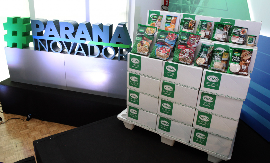 O Governo do Estado lançou nesta quinta-feira (17) o Paraná Solidário, aplicativo criado especialmente para promover a doação direta entre os cidadãos e as entidades beneficentes. A tecnologia, idealizada pela Secretaria da Justiça, Família e Trabalho, com apoio técnico da Celepar, é uma ponte entre empresas e pessoas físicas que queiram doar para instituições produtos como alimentos, roupas, móveis, eletrodomésticos, ração para animais. Foto: Ari Dias/AEN
