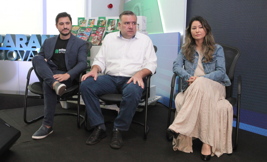 O Governo do Estado lançou nesta quinta-feira (17) o Paraná Solidário, aplicativo criado especialmente para promover a doação direta entre os cidadãos e as entidades beneficentes. A tecnologia, idealizada pela Secretaria da Justiça, Família e Trabalho, com apoio técnico da Celepar, é uma ponte entre empresas e pessoas físicas que queiram doar para instituições produtos como alimentos, roupas, móveis, eletrodomésticos, ração para animais. Foto: Ari Dias/AEN