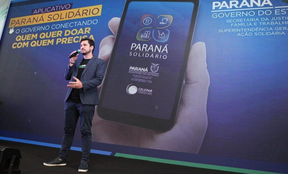 O Governo do Estado lançou nesta quinta-feira (17) o Paraná Solidário, aplicativo criado especialmente para promover a doação direta entre os cidadãos e as entidades beneficentes. A tecnologia, idealizada pela Secretaria da Justiça, Família e Trabalho, com apoio técnico da Celepar, é uma ponte entre empresas e pessoas físicas que queiram doar para instituições produtos como alimentos, roupas, móveis, eletrodomésticos, ração para animais. Foto: Ari Dias/AEN