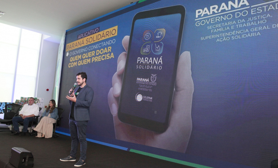 O Governo do Estado lançou nesta quinta-feira (17) o Paraná Solidário, aplicativo criado especialmente para promover a doação direta entre os cidadãos e as entidades beneficentes. A tecnologia, idealizada pela Secretaria da Justiça, Família e Trabalho, com apoio técnico da Celepar, é uma ponte entre empresas e pessoas físicas que queiram doar para instituições produtos como alimentos, roupas, móveis, eletrodomésticos, ração para animais. Foto: Ari Dias/AEN