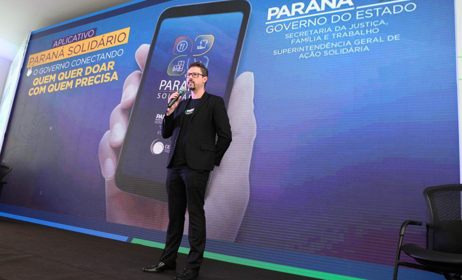 O Governo do Estado lançou nesta quinta-feira (17) o Paraná Solidário, aplicativo criado especialmente para promover a doação direta entre os cidadãos e as entidades beneficentes. A tecnologia, idealizada pela Secretaria da Justiça, Família e Trabalho, com apoio técnico da Celepar, é uma ponte entre empresas e pessoas físicas que queiram doar para instituições produtos como alimentos, roupas, móveis, eletrodomésticos, ração para animais. Foto: Ari Dias/AEN