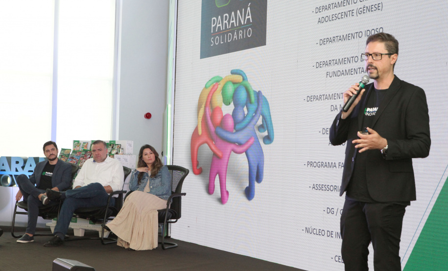 O Governo do Estado lançou nesta quinta-feira (17) o Paraná Solidário, aplicativo criado especialmente para promover a doação direta entre os cidadãos e as entidades beneficentes. A tecnologia, idealizada pela Secretaria da Justiça, Família e Trabalho, com apoio técnico da Celepar, é uma ponte entre empresas e pessoas físicas que queiram doar para instituições produtos como alimentos, roupas, móveis, eletrodomésticos, ração para animais. Foto: Ari Dias/AEN