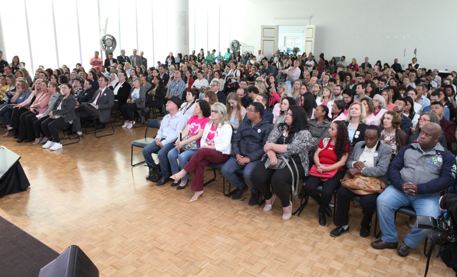O Governo do Estado lançou nesta quinta-feira (17) o Paraná Solidário, aplicativo criado especialmente para promover a doação direta entre os cidadãos e as entidades beneficentes. A tecnologia, idealizada pela Secretaria da Justiça, Família e Trabalho, com apoio técnico da Celepar, é uma ponte entre empresas e pessoas físicas que queiram doar para instituições produtos como alimentos, roupas, móveis, eletrodomésticos, ração para animais. Foto: Ari Dias/AEN