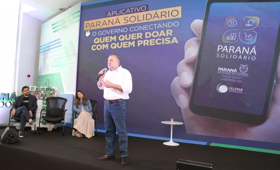 O Governo do Estado lançou nesta quinta-feira (17) o Paraná Solidário, aplicativo criado especialmente para promover a doação direta entre os cidadãos e as entidades beneficentes. A tecnologia, idealizada pela Secretaria da Justiça, Família e Trabalho, com apoio técnico da Celepar, é uma ponte entre empresas e pessoas físicas que queiram doar para instituições produtos como alimentos, roupas, móveis, eletrodomésticos, ração para animais. Foto: Ari Dias/AEN