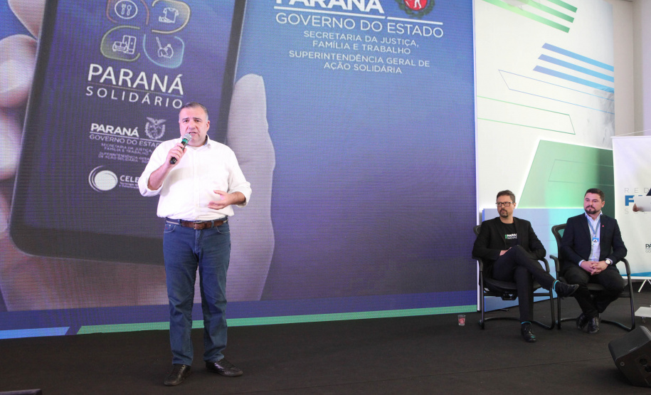 O Governo do Estado lançou nesta quinta-feira (17) o Paraná Solidário, aplicativo criado especialmente para promover a doação direta entre os cidadãos e as entidades beneficentes. A tecnologia, idealizada pela Secretaria da Justiça, Família e Trabalho, com apoio técnico da Celepar, é uma ponte entre empresas e pessoas físicas que queiram doar para instituições produtos como alimentos, roupas, móveis, eletrodomésticos, ração para animais. Foto: Ari Dias/AEN