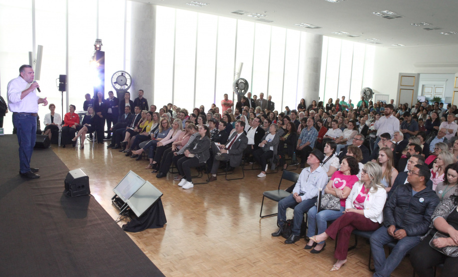 O Governo do Estado lançou nesta quinta-feira (17) o Paraná Solidário, aplicativo criado especialmente para promover a doação direta entre os cidadãos e as entidades beneficentes. A tecnologia, idealizada pela Secretaria da Justiça, Família e Trabalho, com apoio técnico da Celepar, é uma ponte entre empresas e pessoas físicas que queiram doar para instituições produtos como alimentos, roupas, móveis, eletrodomésticos, ração para animais. Foto: Ari Dias/AEN