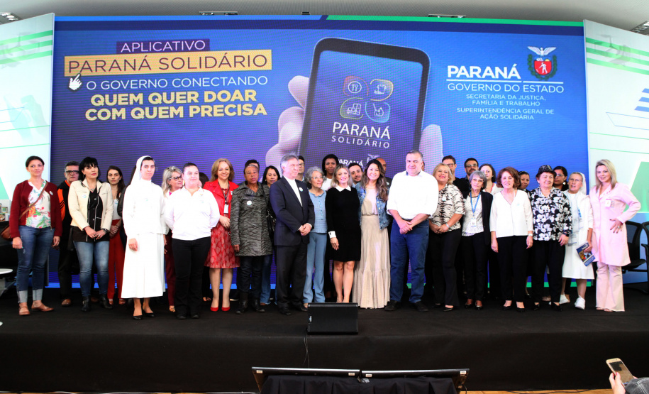 O Governo do Estado lançou nesta quinta-feira (17) o Paraná Solidário, aplicativo criado especialmente para promover a doação direta entre os cidadãos e as entidades beneficentes. A tecnologia, idealizada pela Secretaria da Justiça, Família e Trabalho, com apoio técnico da Celepar, é uma ponte entre empresas e pessoas físicas que queiram doar para instituições produtos como alimentos, roupas, móveis, eletrodomésticos, ração para animais. Foto: Ari Dias/AEN
