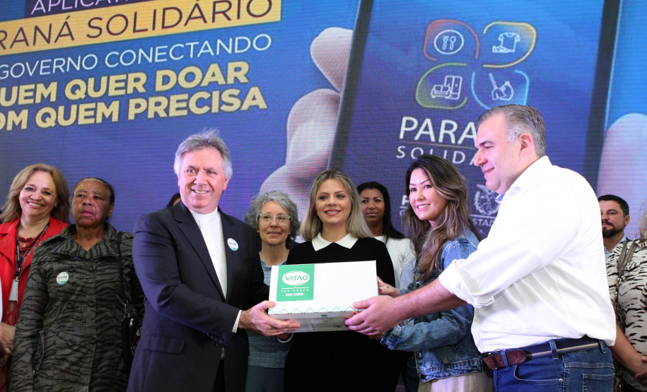 O Governo do Estado lançou nesta quinta-feira (17) o Paraná Solidário, aplicativo criado especialmente para promover a doação direta entre os cidadãos e as entidades beneficentes. A tecnologia, idealizada pela Secretaria da Justiça, Família e Trabalho, com apoio técnico da Celepar, é uma ponte entre empresas e pessoas físicas que queiram doar para instituições produtos como alimentos, roupas, móveis, eletrodomésticos, ração para animais. Foto: Ari Dias/AEN