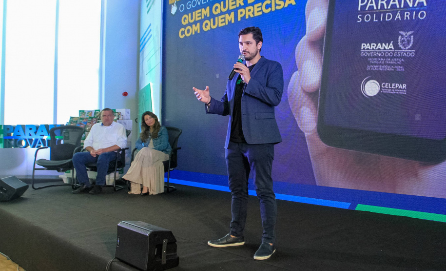 O Governo do Estado lançou nesta quinta-feira (17) o Paraná Solidário, aplicativo criado especialmente para promover a doação direta entre os cidadãos e as entidades beneficentes. A tecnologia, idealizada pela Secretaria da Justiça, Família e Trabalho, com apoio técnico da Celepar, é uma ponte entre empresas e pessoas físicas que queiram doar para instituições produtos como alimentos, roupas, móveis, eletrodomésticos, ração para animais.