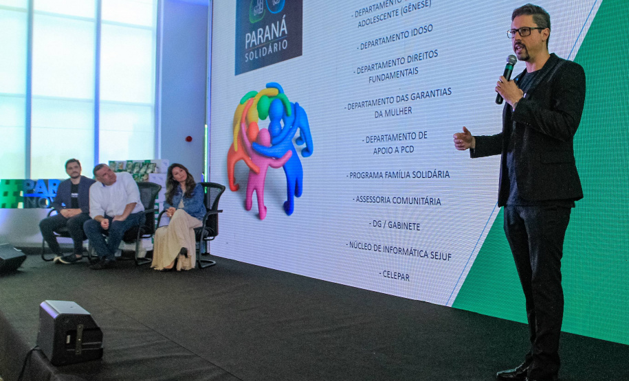 O Governo do Estado lançou nesta quinta-feira (17) o Paraná Solidário, aplicativo criado especialmente para promover a doação direta entre os cidadãos e as entidades beneficentes. A tecnologia, idealizada pela Secretaria da Justiça, Família e Trabalho, com apoio técnico da Celepar, é uma ponte entre empresas e pessoas físicas que queiram doar para instituições produtos como alimentos, roupas, móveis, eletrodomésticos, ração para animais. Foto: Valdelino Pontes